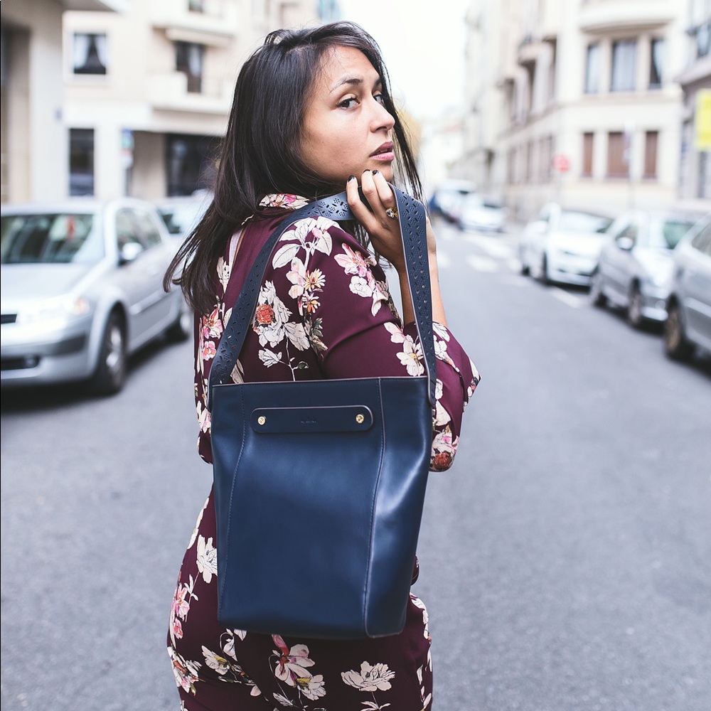 Medium size leather shoulder bag navy
